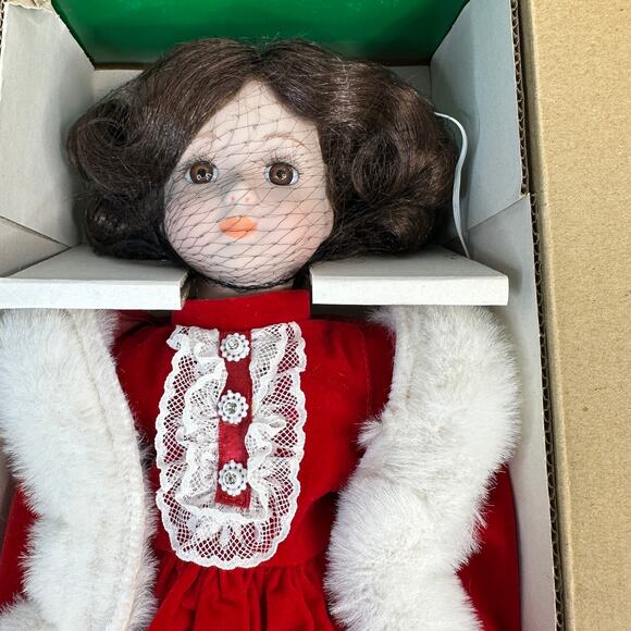 House Of Lloyd 1992 Christmas Around the World Alexandria Porcelain Doll Vintage - Picture 4 of 11